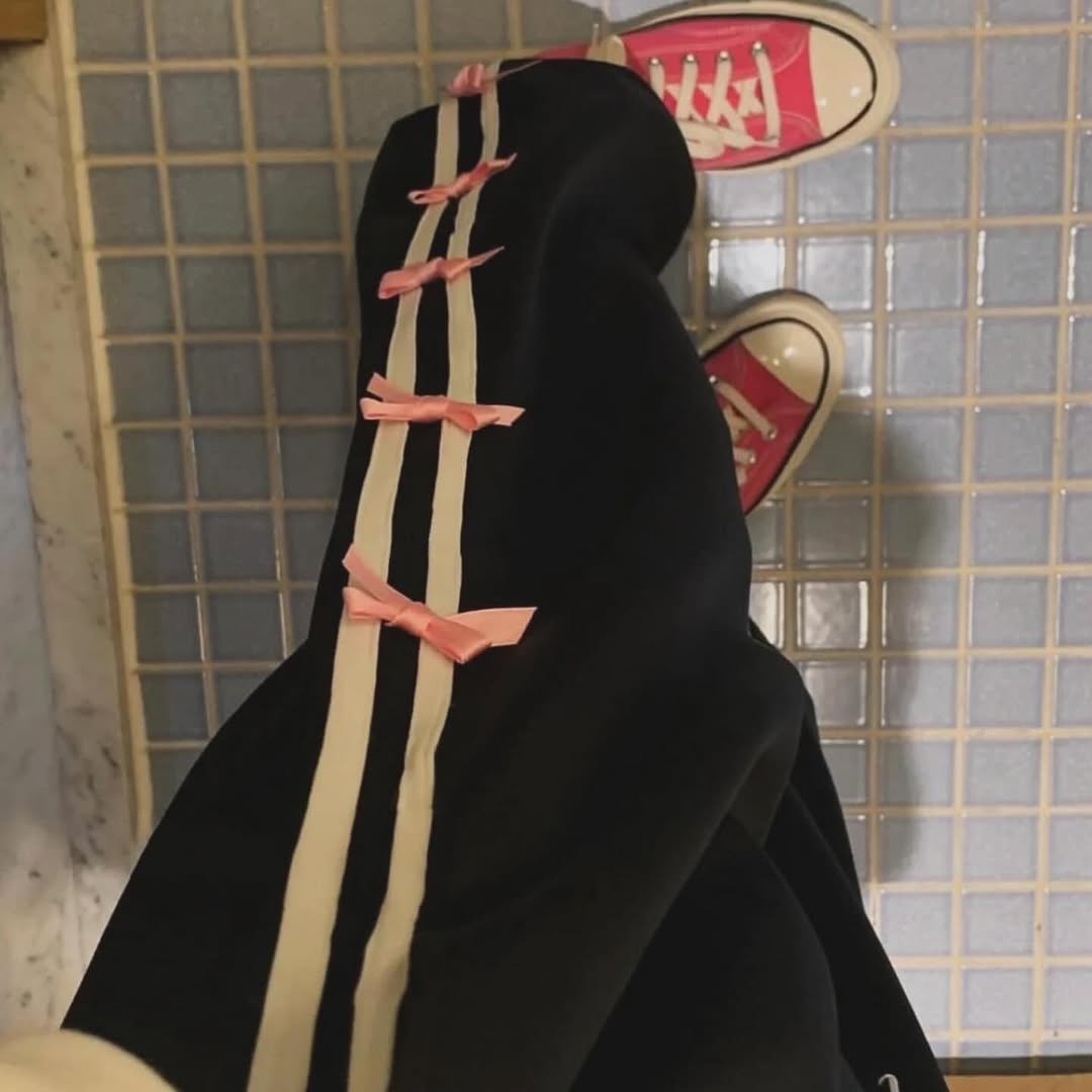 بنطال ربطة عنق على شكل فراشة